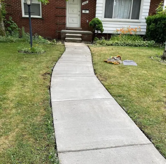 New concrete sidewalk poured in Detroit